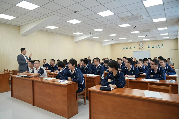 这场语文讲座点燃思维火花