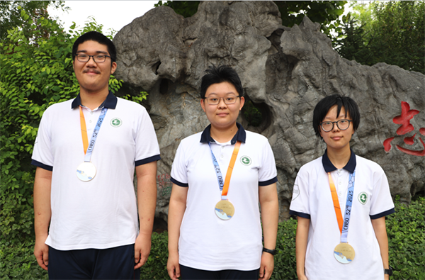第32届全国中学生生物学奥林匹克竞赛3名金牌获得者，崔钰涵（左）、王小明（右）、王泽锦（中）