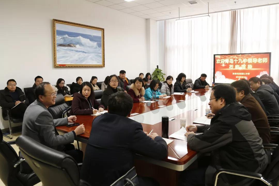 青岛十九中教育考察团到历城二中交流
