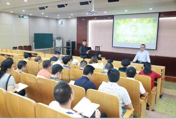 教育同仁赠送锦旗 “授课一丝不苟 解惑无微不至”